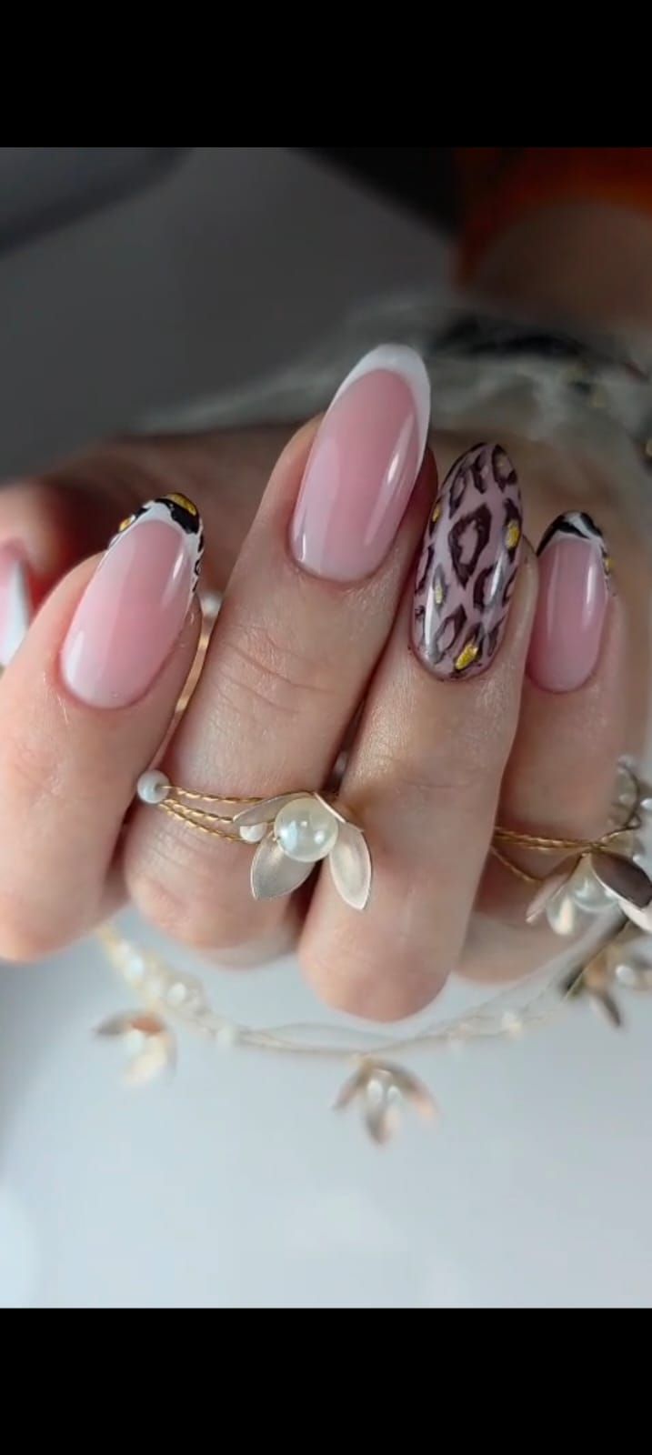 French manicure z motywem panterki